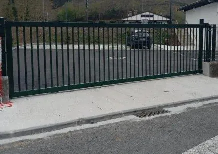 Puerta corredera automática — Sutegi Burni Lanak