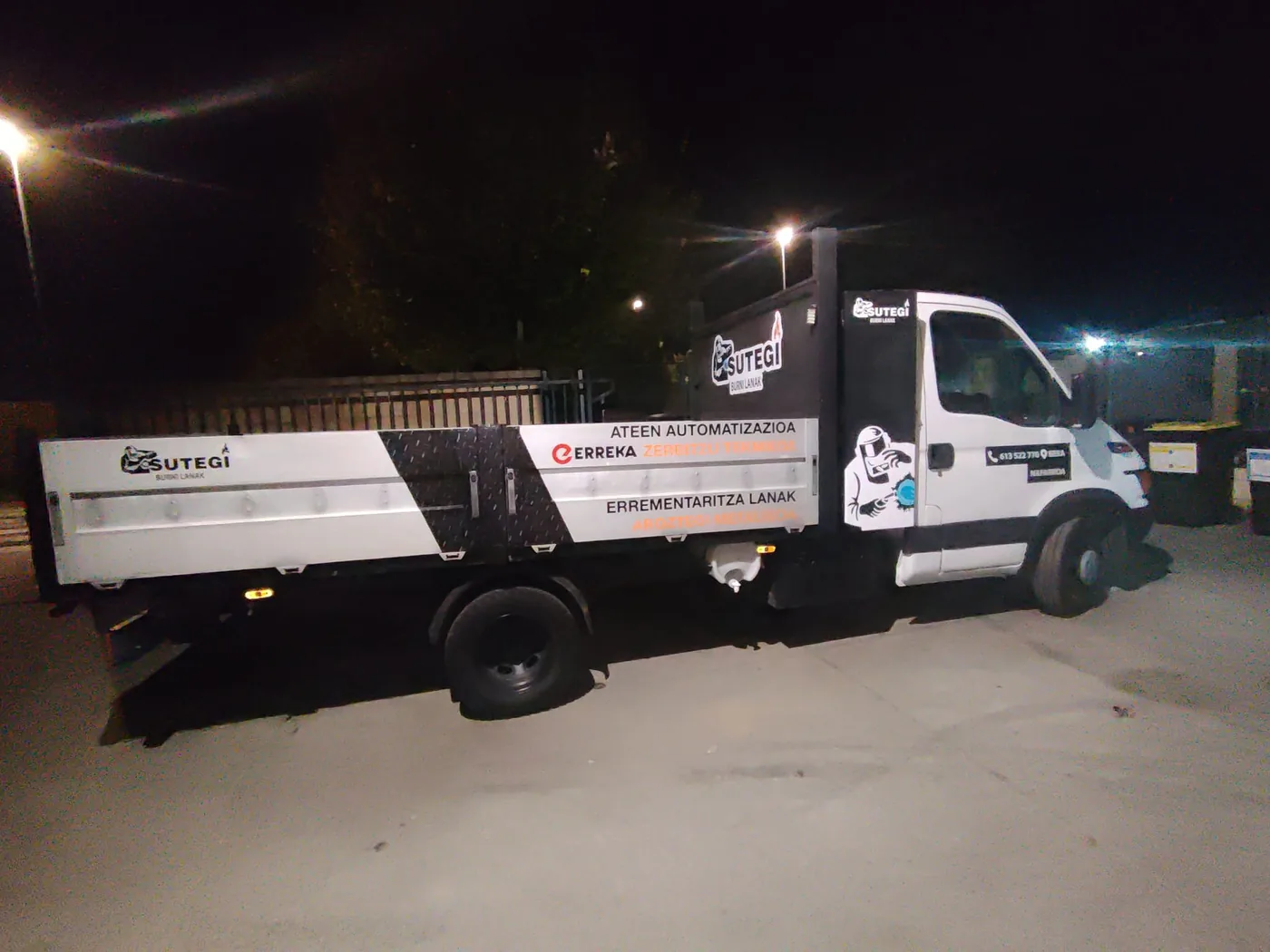 Camión de Sutegi para instalaciones — Sutegi Burni Lanak