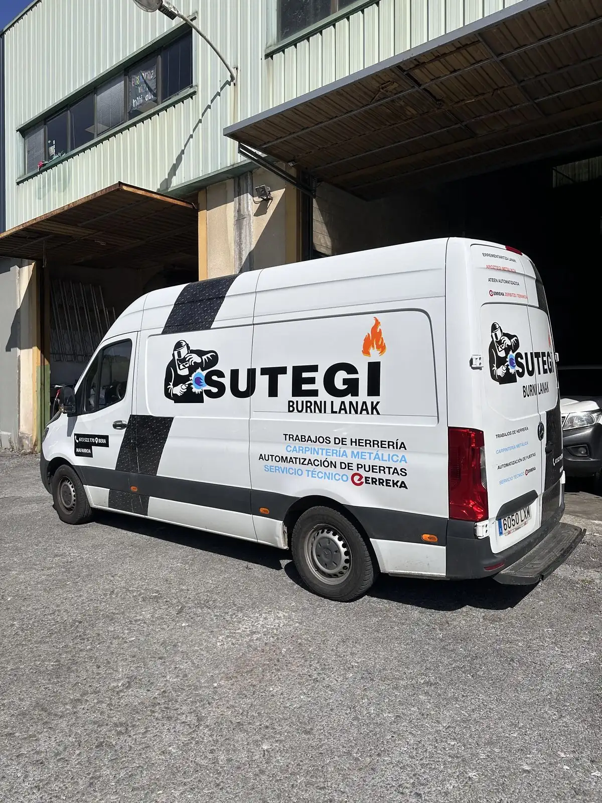 Camionnette marquée de Sutegi Burni Lanak