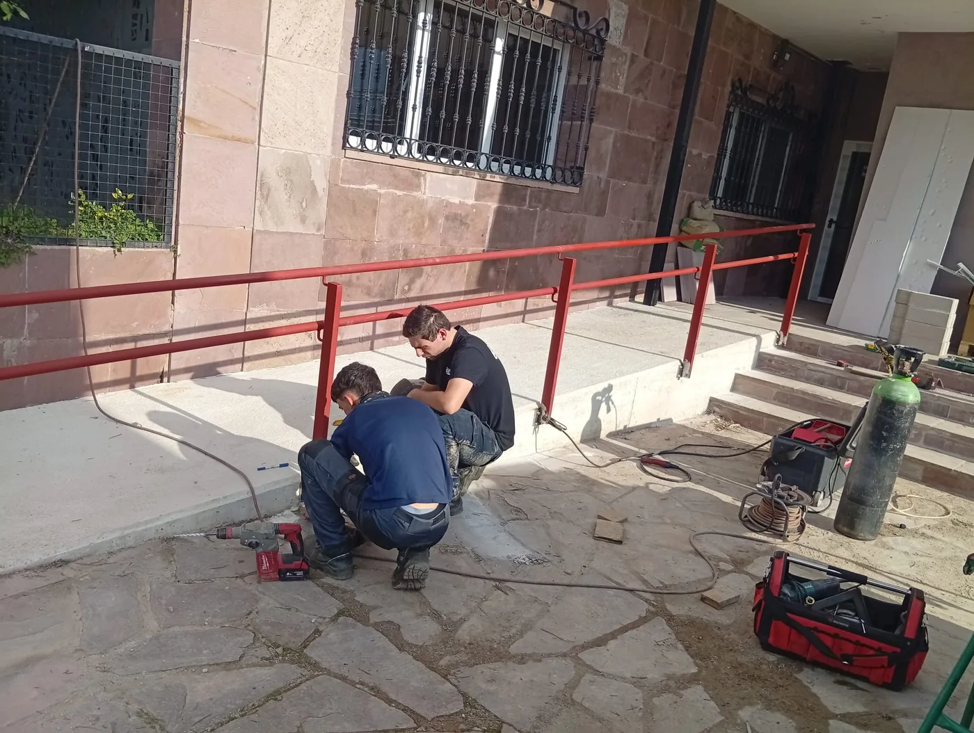 Baranda obran muntatzen — Sutegi Burni Lanak